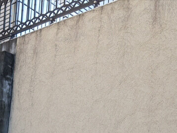 塀の飾り石の隙間から水が垂れるので、等間隔に汚れがついています。
